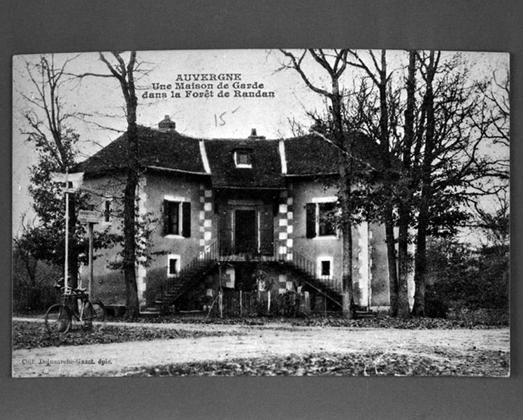 Paysage de Randan : maison de garde dans la forêt.
