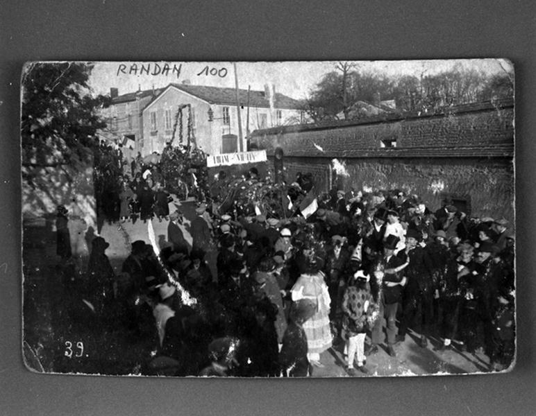 Rassemblement, (inauguration de la ligne de chemin de fer Randan-Vichy ?), [rue du Puy-de-Dôme].