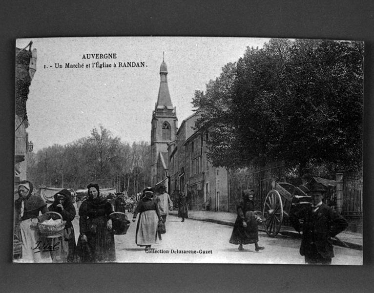 Un marché et l'église [rue du Commerce]