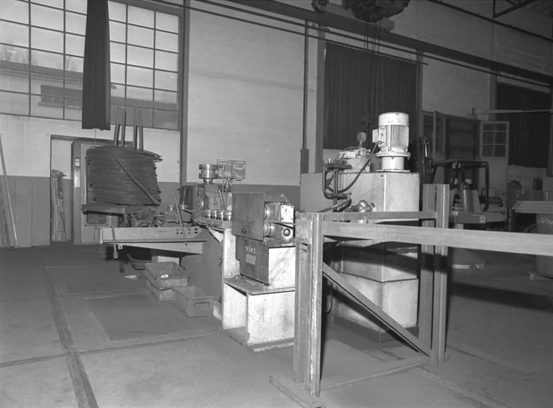 Machine servant à dérouler et redresser l'acier