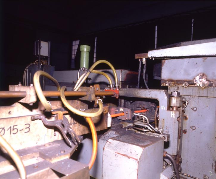 Machine à matricer et à découper par cisaille : marteau-pilon horizontal