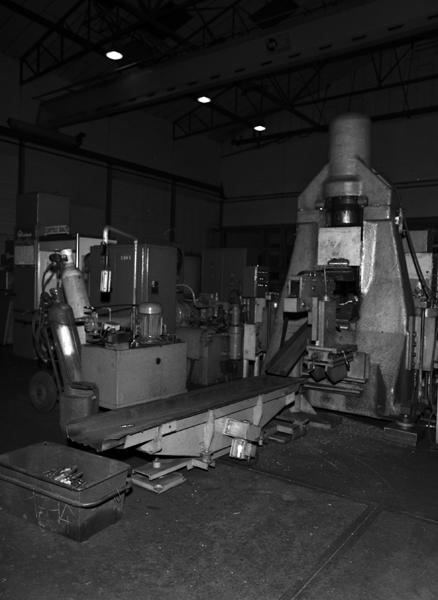 Machine à matricer et à découper par cisaille : marteau-pilon à contre-frappe