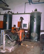 Atelier de production d'air comprimé pour les marteaux-pilons : détail d'un compresseur et de deux cuves.