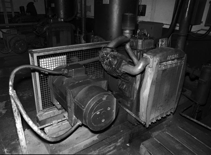 Atelier de production d'air comprimé pour les marteaux-pilons : détail d'un compresseur, de marque Spiros.