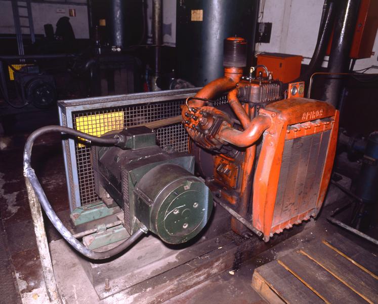 Atelier de production d'air comprimé pour les marteaux-pilons : détail d'un compresseur, de marque Spiros.