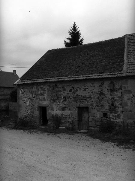 Vue générale du logis médiéval de la ferme de la Jarry