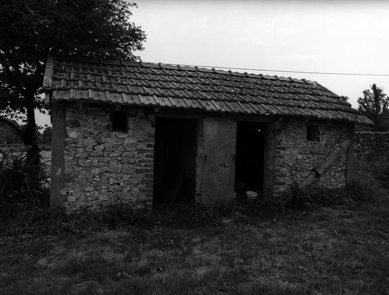 Vue générale de la porcherie nord de la ferme de Batardeau