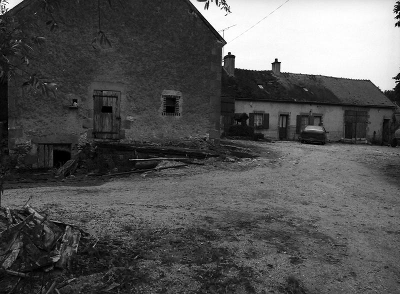 Vue générale du pignon de la grange de la ferme du Jobin