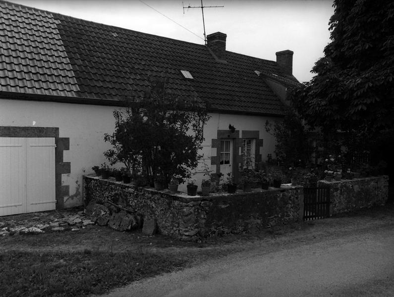 Vue générale de la façade de la ferme de la Belette