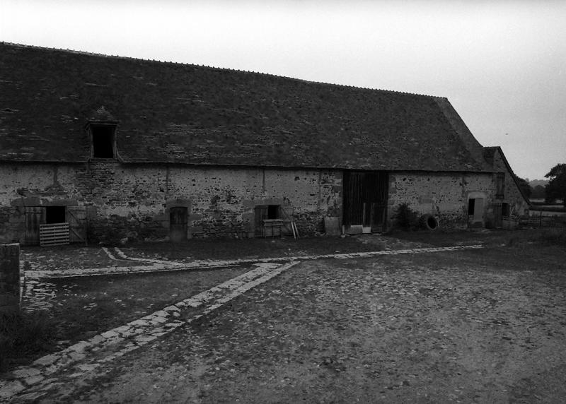 Vue générale de la grange étable depuis le sud-est de la ferme des Nizons