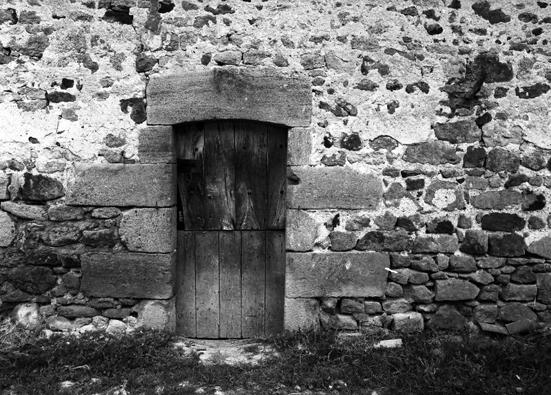 Vue de détail d'une porte piétonne de la ferme des Nizons