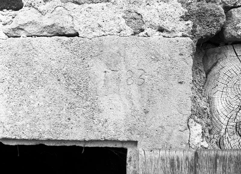 Vue de détail de la date portée de la ferme des Nizons