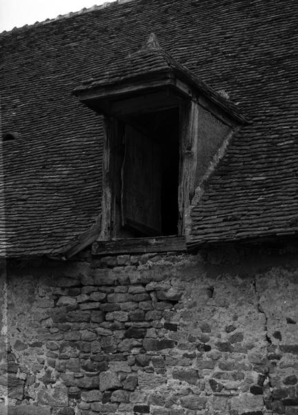 Vue de détail d'une lucarne de la ferme des Nizons