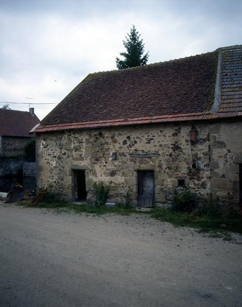 Vue générale du logis médiéval de la ferme de la Jarry