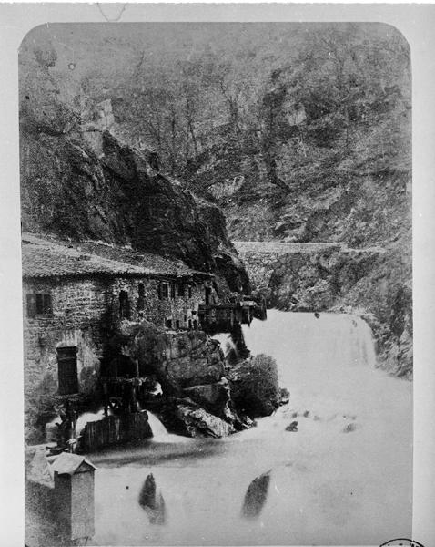 Vue d'ensemble du site, avant la construction de l'usine actuelle