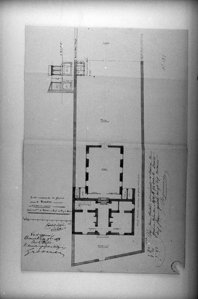 Travaux d'agrandissement de la salle de classe. Plan au sol de l'école. Plan, coupe et élévation des latrines.