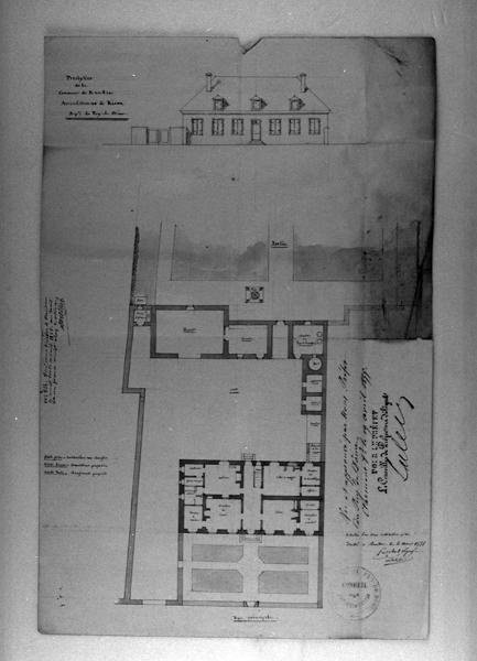 Plan au sol et élévation de la façade principale