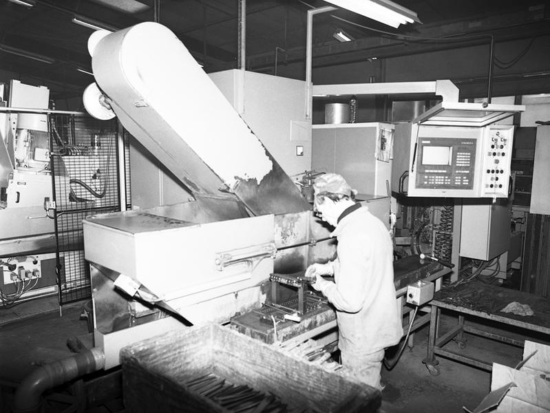 Machine automatique à aplanir les dos