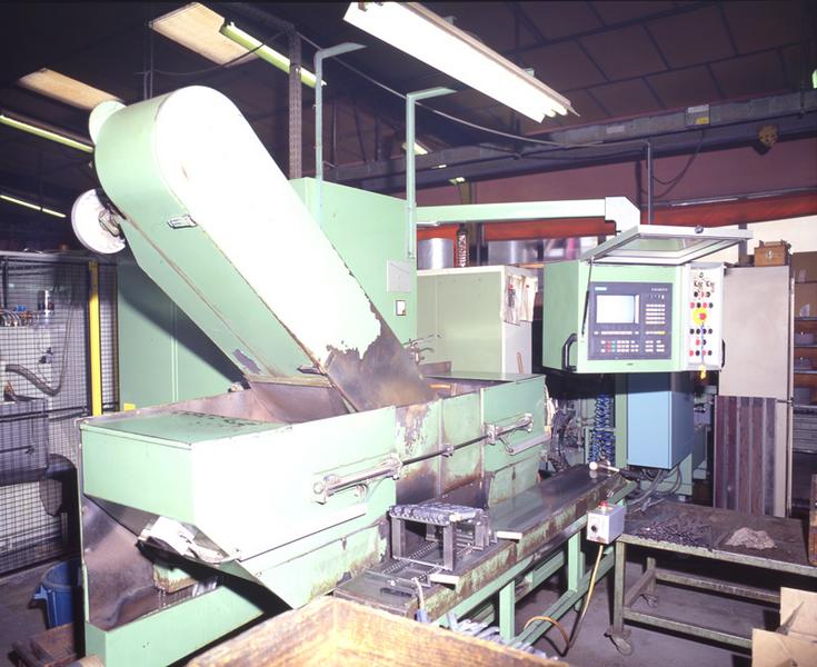 Machine automatique à aplanir les dos