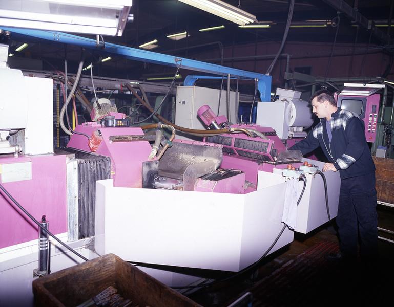 Machines à émoudre Hes semi-automatiques