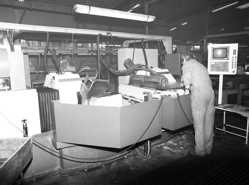 Machines à émoudre Hes semi-automatiques