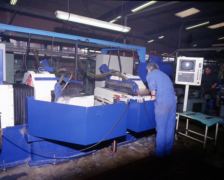 Machines à émoudre Hes semi-automatiques