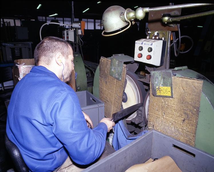 Polissage d'un couteau professionnel