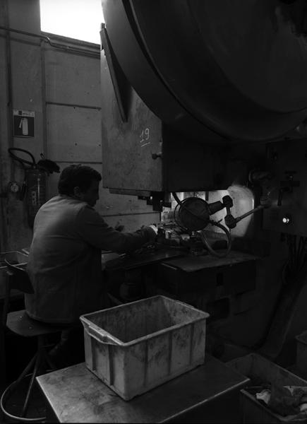 Ligne de fabrication des couteaux monoblocs : découpage des lames