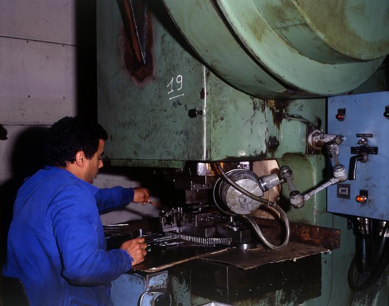Ligne de fabrication des couteaux monoblocs : découpage des lames