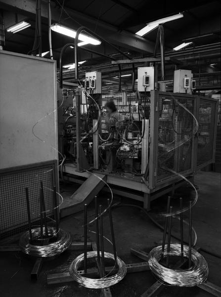 Machine à commande numérique de montage des couverts de type laguiole