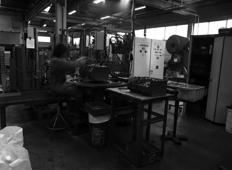 Montage des couverts de type laguiole sur machine à commande numérique.