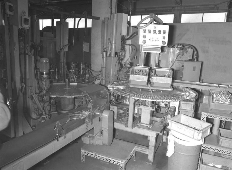 Machine à commande numérique de montage des couverts de type laguiole