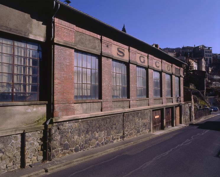 Usine située coté rue : façade