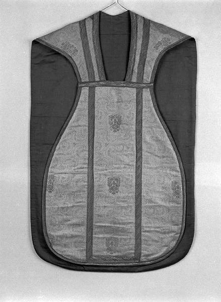 Chasuble, étole, manipule, bourse de corporal, voile de calice (ornement blanc)