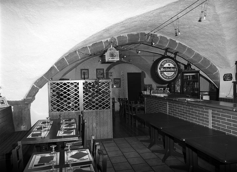 Salle du rez-de-chaussée : voûtes d'arêtes, grande arcade brisée reposant sur des piliers à arêtes chanfreinées et à congés