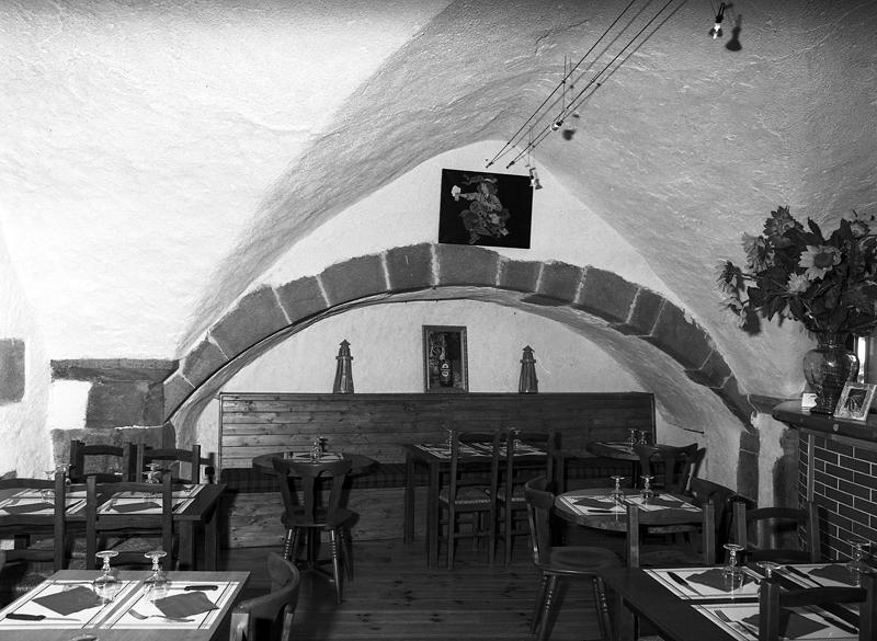 Voûte d'arêtes reposant sur des piliers et mur ouest avec arc segmentaire