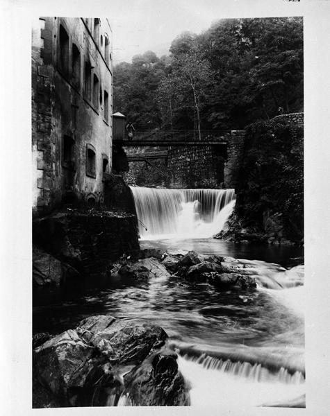 Vue d'ensemble de l'usine et de la chute d'eau alimentant le bief