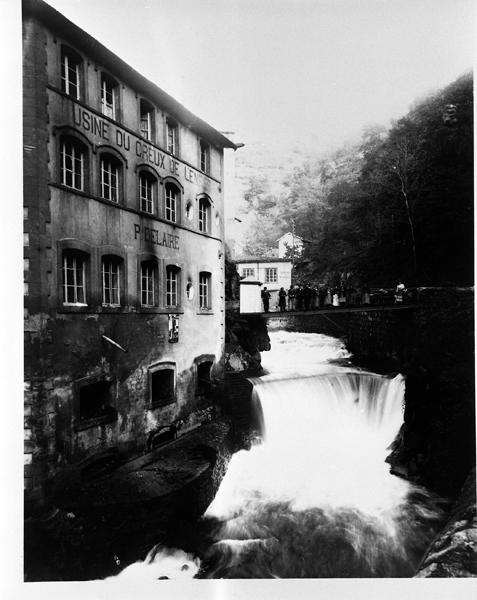 Vue d'ensemble de l'usine et de la chute d'eau alimentant le bief