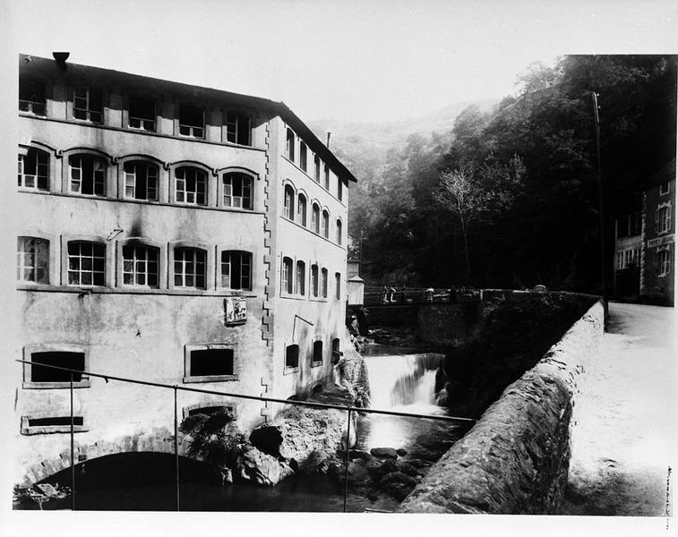 Vue d'ensemble de l'usine et de la chute d'eau alimentant le bief