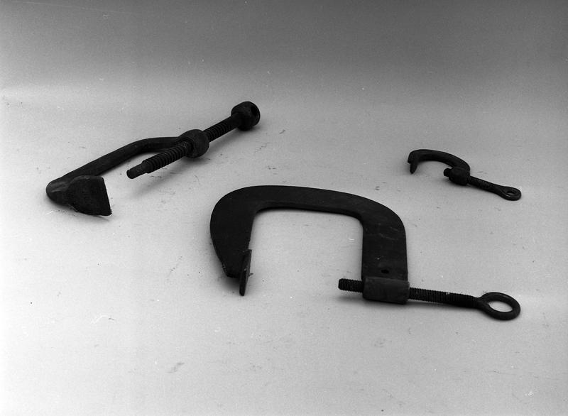 Vue générale d'outils dits serre-joints