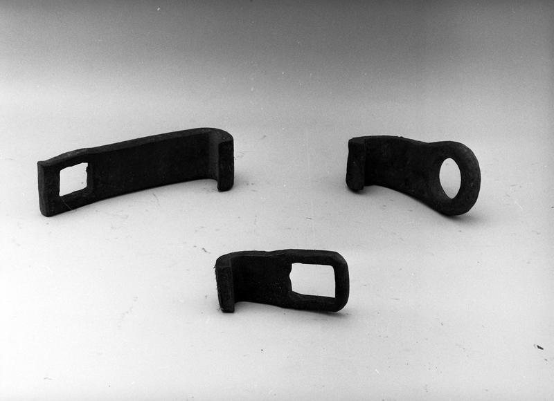 Vue générale d'outils dits griffes à ferrer le roues