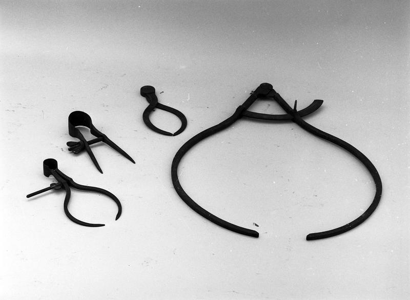 Vue générale d'outils de l'atelier de charron : compas d'épaisseur
