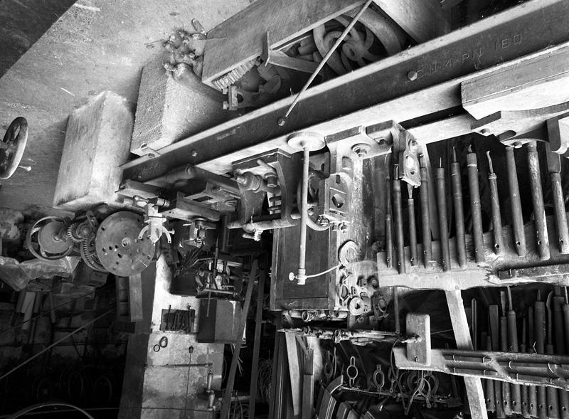 Vue générale d'une machine dite tour et d'outils de l'atelier de charron