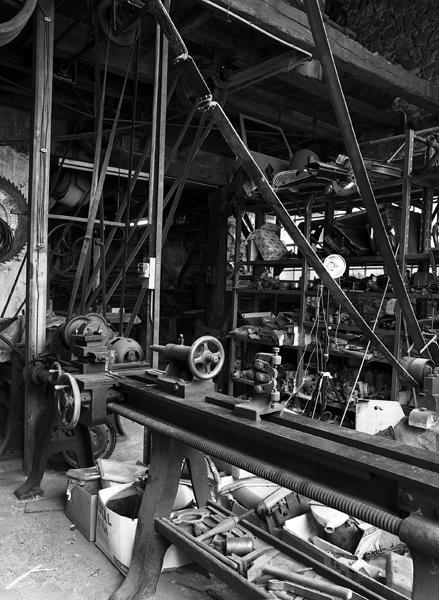 Vue générale d'une machine dite tour à bois de l'atelier de charron