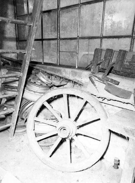 Vue de l'atelier de charron : roue de véhicule hippomobile