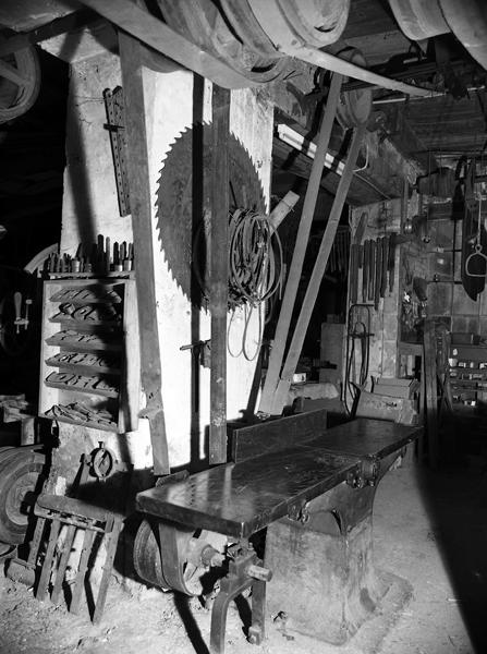 Vue générale d'une machine dite tour de l'atelier de charron