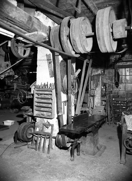 Vue générale d'une machine à raboter de l'atelier de charron