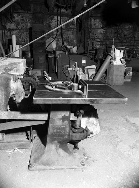 Vue rapprochée d'une machine à dégauchir de l'atelier de charron