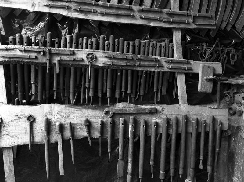Vue générale d'une machine (à mortaiser?) de l'atelier de charron