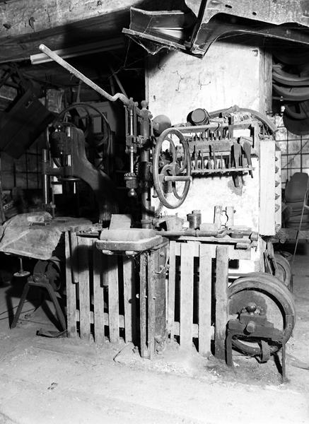 Vue générale d'une machine de l'atelier de charron : scie à ruban Guillet à Auxerre (Yonne)